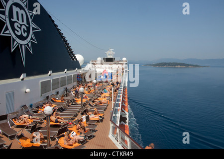 Menschen, die zum Sonnenbaden an Deck der MSC Musica am Ägäischen Meer Stockfoto