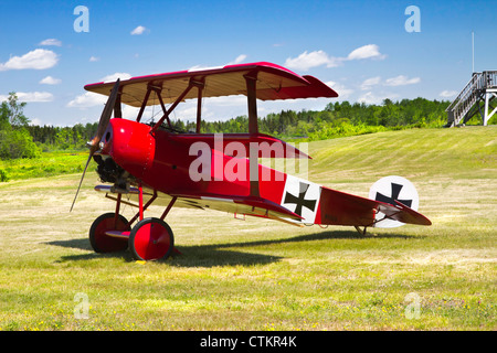 Klassische rote Barron Fokker Dr.1 Tri Flugzeug auf Graspiste. Stockfoto