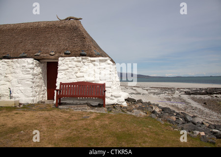 Insel von Berneray, Schottland. Die strohgedeckten Hostel-Hütte befindet sich auf der Ost-Küste von Berneray. Stockfoto