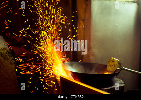 Wok Kochen im asiatischen Stil, gemeinsamen Szene an der Straße in den asiatischen Ländern. Foto ist in Malaysia. Stockfoto