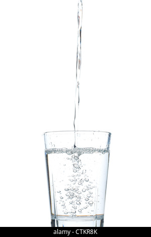 Wasser in ein Glas gegossen Stockfoto