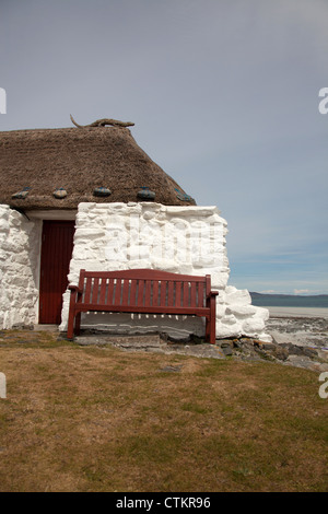 Insel von Berneray, Schottland. Die strohgedeckten Hostel-Hütte befindet sich auf der Ost-Küste von Berneray. Stockfoto