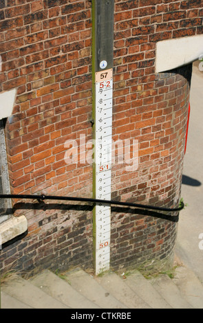 Hochwasserschutz Maßnahme englische Brücke Fluss Severn Shrewsbury Shropshire, England Stockfoto