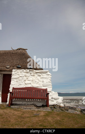 Insel von Berneray, Schottland. Die strohgedeckten Hostel-Hütte befindet sich auf der Ost-Küste von Berneray. Stockfoto