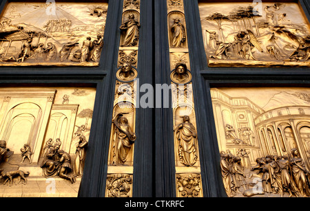 Reliefs an Türen der Taufkapelle in Florenz, Italien zeigen Szenen aus der Bibel Stockfoto