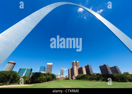Der Gateway Arch mit Skyline der Innenstadt hinter Jefferson National Expansion Memorial, St. Louis, Missouri, USA Stockfoto