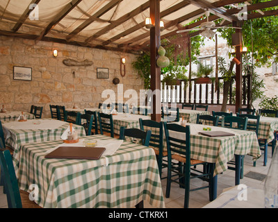 Typisches griechisches Restaurant im Ferienort Stockfoto