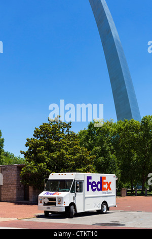 FedEx Lieferwagen mit dem Gateway Arch hinter St. Louis, Missouri, USA Stockfoto