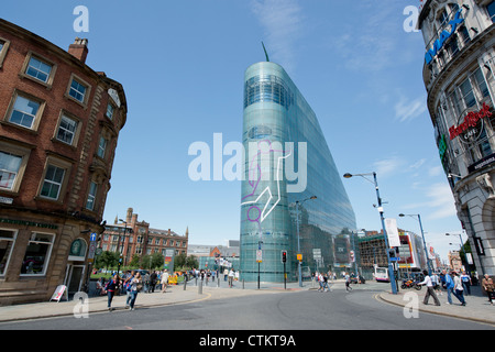 Besucher nähern das National Football Museum (Urbis) in Manchester an einem klaren sonnigen Sommertag. Stockfoto