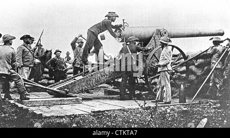 ZWEITER BURENKRIEG (1899-1902) Staats Artillerie Truppen richtende Feuer am Mafeking mit einem ihrer 94 Pfund Creusset Waffen Stockfoto