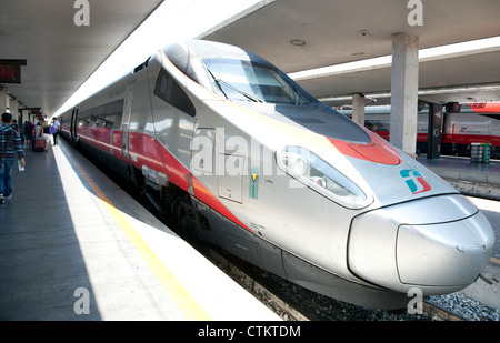 High-Speed-Zug im Hauptbahnhof in Florenz (Santa Maria Novella) Stockfoto