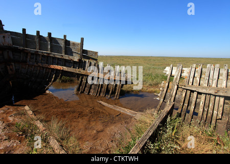 verlassene Boot an der Küste von North norfolk Stockfoto