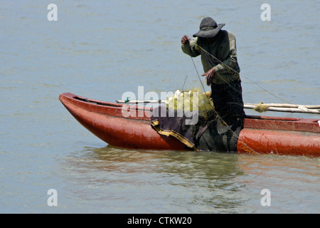 Fischer legen Net auf See, Sri Lanka Stockfoto