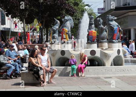 Menschen genießen den Sonnenschein Jubiläum Brunnen Portsmouth England UK Stockfoto