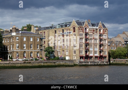 Olivers Wharf am Ufer der Themse in London Stockfoto