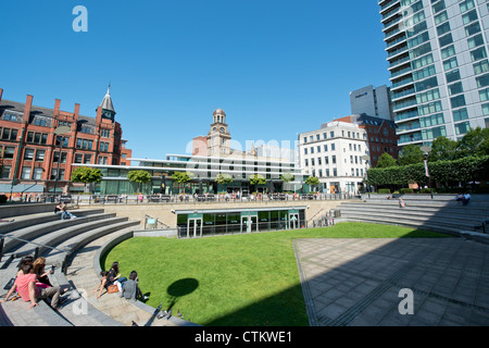 Menschen Vergnügen sich in einem kleinen Amphitheater hinter Peter Street in Manchester an einem sonnigen Sommertag. Stockfoto