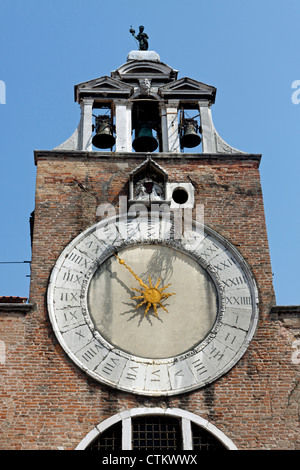 Bell Tower und Uhr Gesicht der Kirche von San Giacomo di Rialto - Venedig Stockfoto