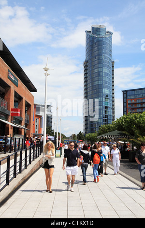 Junges Paar zu Fuß Gunwharf Quays Portsmouth England UK Stockfoto