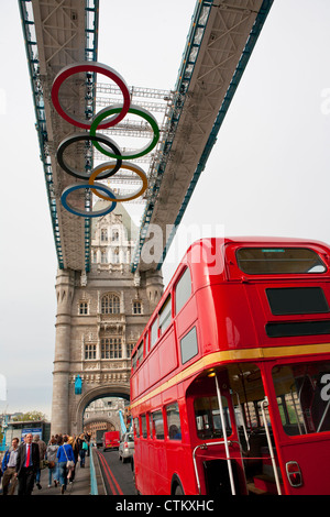 Die Olympischen Ringe auf London Bridge in London und einen roten Doppeldecker-Bus auf der rechten Seite, Ecke. Stockfoto