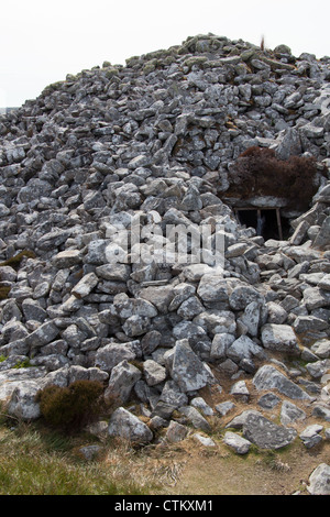 Isle of North Uist, Schottland. Die neolithischen gekammert Cairn Barpa Langass auf Beinn Langais. Stockfoto