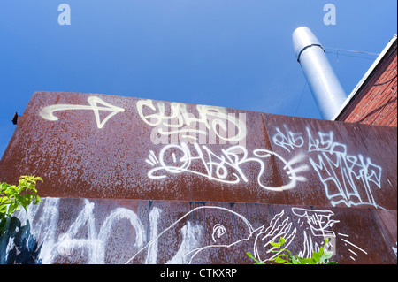 Graffiti an einem rostigen Metallwand. Aufgenommen in eine Seitengasse, Montreal, Québec, Kanada. Stockfoto