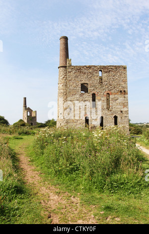 Zerstörten Tin mine Gebäude im Süden Wheal Francis Teil des Weltkulturerbe, der große flache Lode in der Nähe von Redruth, Cornwall Stockfoto