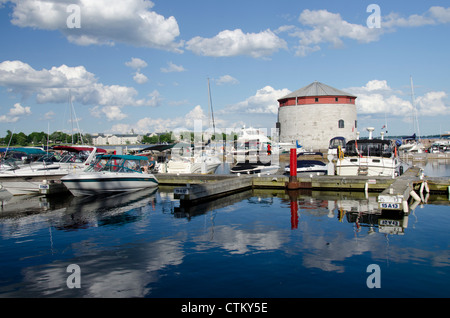 Kanada, Ontario, Kingston. Lake Ontario Hafengebiet am Hafen von Kingston mit historischen Turm. Stockfoto