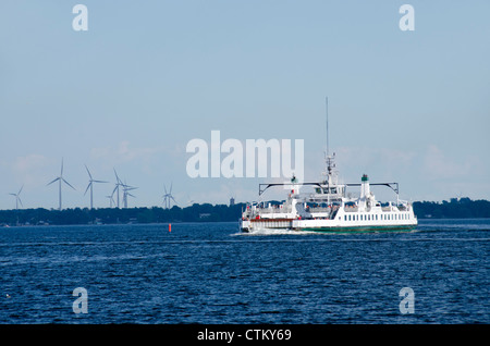 Kanada, Ontario, Kingston, Ontario-See. Wolfe Island Fähre mit Windkraftanlagen in der Ferne. Stockfoto