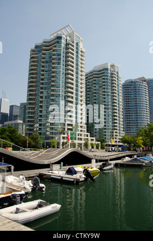 Kanada, Ontario, Toronto. Waterfront Marina, Wave-Deck, umgeben von typischen See Wohnungen. Stockfoto