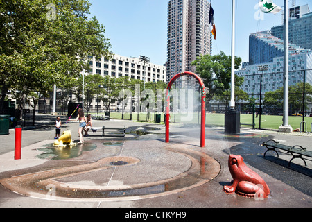Wasserspiel im DeWitt Clinton Park mit Spray Brunnen & Kinder spielen Manhattan im Überblick Stockfoto