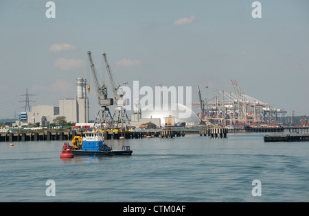 Southampton Wasser England UK Blick auf den Containerhafen und die silbernen Kuppel der Veolia Flaggschiff ERF im Marchwood Stockfoto