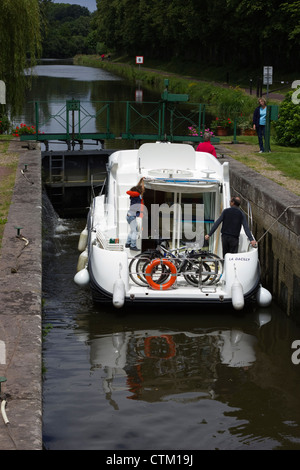 Schloss und Boot auf der Nantes nach Brest-Kanal Stockfoto