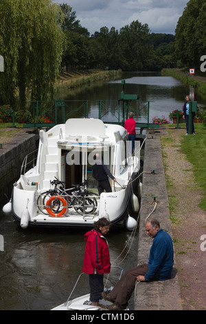 Schloss und Boot auf der Nantes nach Brest-Kanal Stockfoto