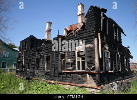 Brannte altes Holzgebäude in Russland Stockfoto