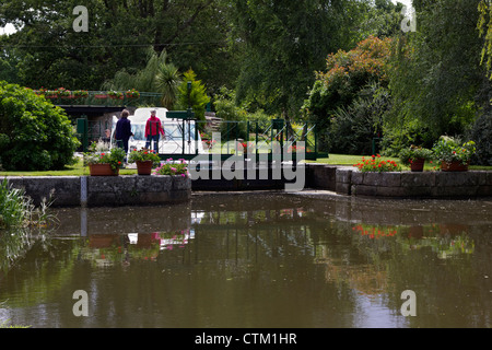 Schloss und Boot auf der Nantes nach Brest-Kanal Stockfoto