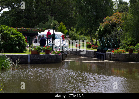 Schloss und Boot auf der Nantes nach Brest-Kanal Stockfoto