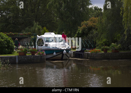 Schloss und Boot auf der Nantes nach Brest-Kanal Stockfoto