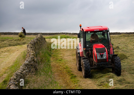 Zetor Schlepper. Silage, die auf den Farmen der North Yorkshire Dales National Park, Richmondshire, Großbritannien Stockfoto