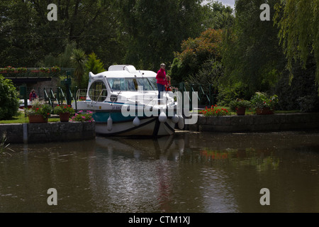 Schloss und Boot auf der Nantes nach Brest-Kanal Stockfoto