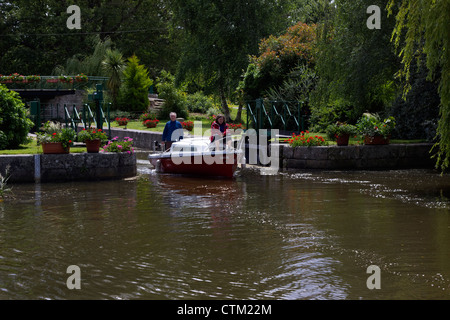 Schloss und Boot auf der Nantes nach Brest-Kanal Stockfoto