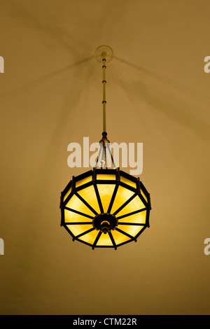 Eine Leuchte hängt an einem Faden in der Tabernakel in Salt Lake City, Tempelplatz, Salt Lake City, Utah, USA. Stockfoto