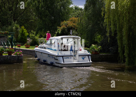 Schloss und Boot auf der Nantes nach Brest-Kanal Stockfoto