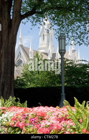 Blumen blühen im Temple Square, Teil des Komplexes im Besitz der Kirche Jesu Christi (Mormonen) in Salt Lake City, Utah, USA. Stockfoto