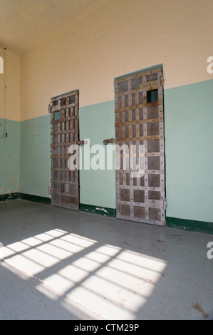 Gefängnis Zellen für zwei Personen in der Frauen Ward, an der alten Idaho State Penitentiary, Boise, Idaho, USA. Stockfoto