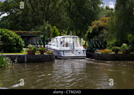 Schloss und Boot auf der Nantes nach Brest-Kanal Stockfoto