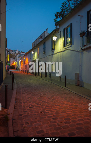 Paris, Frankreich, Kopfsteinpflasterstraße bei Nacht, leere Straßenszene, Stadtviertel, düsteres Paris, Straßen von Paris, backstreet Lights Stockfoto