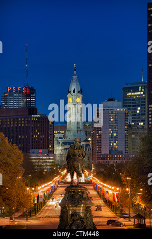 Das Washington Monument an Eakins Oval sieht zum Rathaus, Philadelphia, Pennsylvania, USA Stockfoto