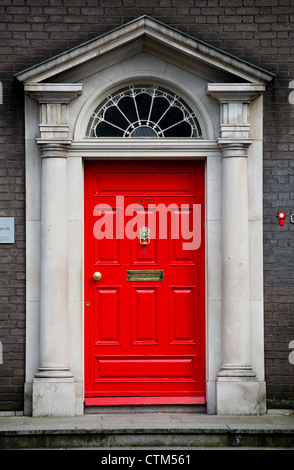 eine bunte Haustür eines Wohnsitzes in Dublin Irland. Stockfoto