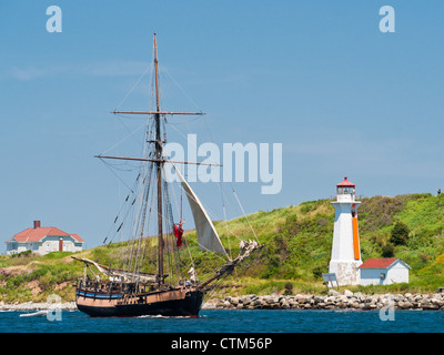 Die Sloop Vorsehung in Sailpast in Halifax Harbour, Nova Scotia, während große Schiffe 2012. Stockfoto