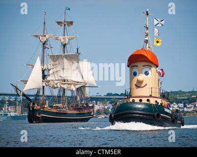 Theodore Too führt eine Nachbildung der HMS Bounty Segel während der Tall Ships Festival 2012 in Halifax, Nova Scotia. Stockfoto